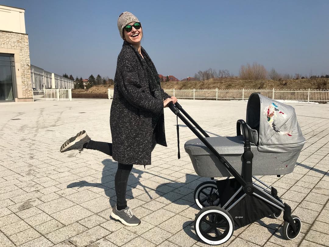 Joanna Koroniewska z córeczką na spacerze