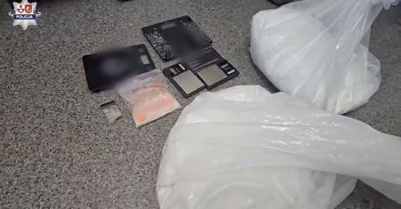 Policjanci zajrzeli do szafy i odkryli narkotykowy magazyn. Ponad 13 kilogramów amfetaminy w mieszkaniu 46-latka!