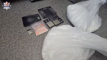 Policjanci zajrzeli do szafy i odkryli narkotykowy magazyn. Ponad 13 kilogramów amfetaminy w mieszkaniu 46-latka!