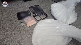 Policjanci zajrzeli do szafy i odkryli narkotykowy magazyn. Ponad 13 kilogramów amfetaminy w mieszkaniu 46-latka!