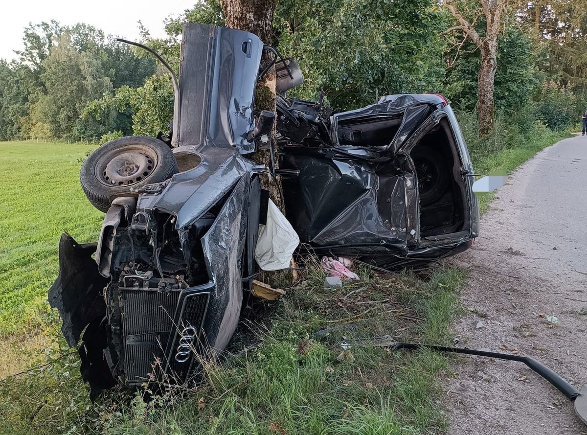 Tragiczny wypadek. Auto owinęło się wokół drzewa