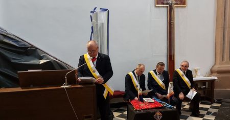 Biskup został zaliczony w poczet rycerzy. Uroczysta ceremonia