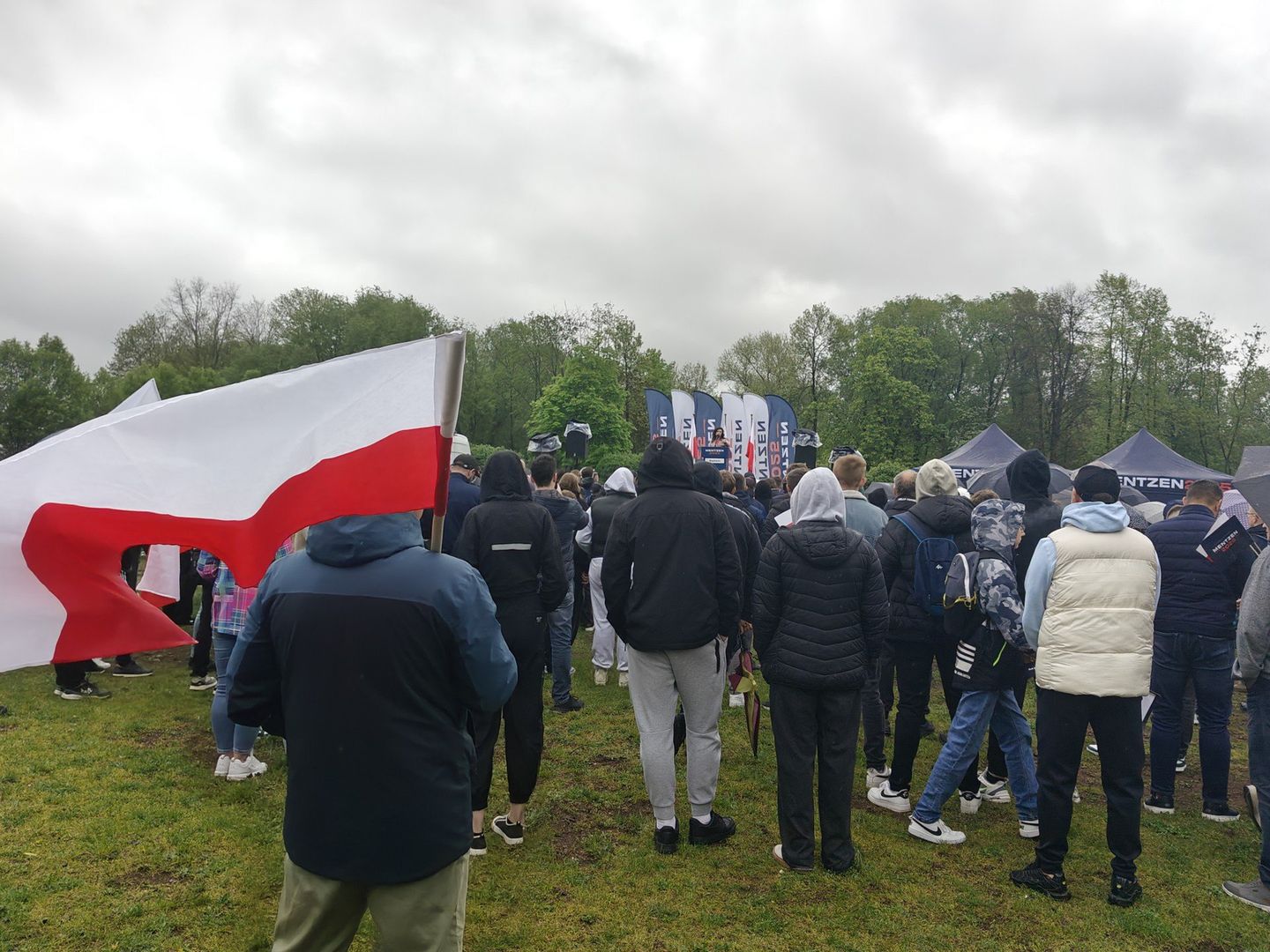Sławomir Mentzen w Będzinie! Mimo brzydkiej pogody kandydat Konfederacji przyciągnął tłumy zwolenników do Parku Syberka. Zobacz zdjęcia 
