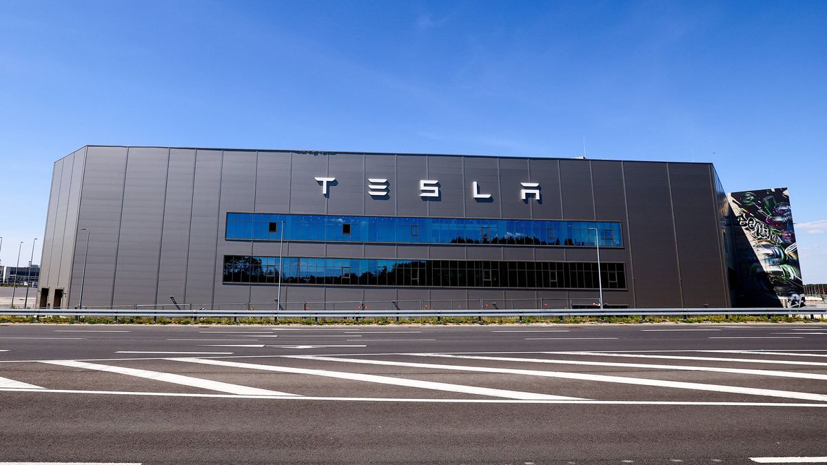 Environmental activists protest against expansion to Tesla's Gigafactory near Berlin
epa11329156 Empty road next to Tesla's Gigafactory, as environmental activists protest against plans to cut down the forest to extend the Tesla Gigafactory, in Gruenheide, near Berlin, Germany, 09 May 2024. Due to announced protests, Tesla is closing its factory in Gruenheide for several days.  EPA/FILIP SINGER 
Dostawca: PAP/EPA.
FILIP SINGER