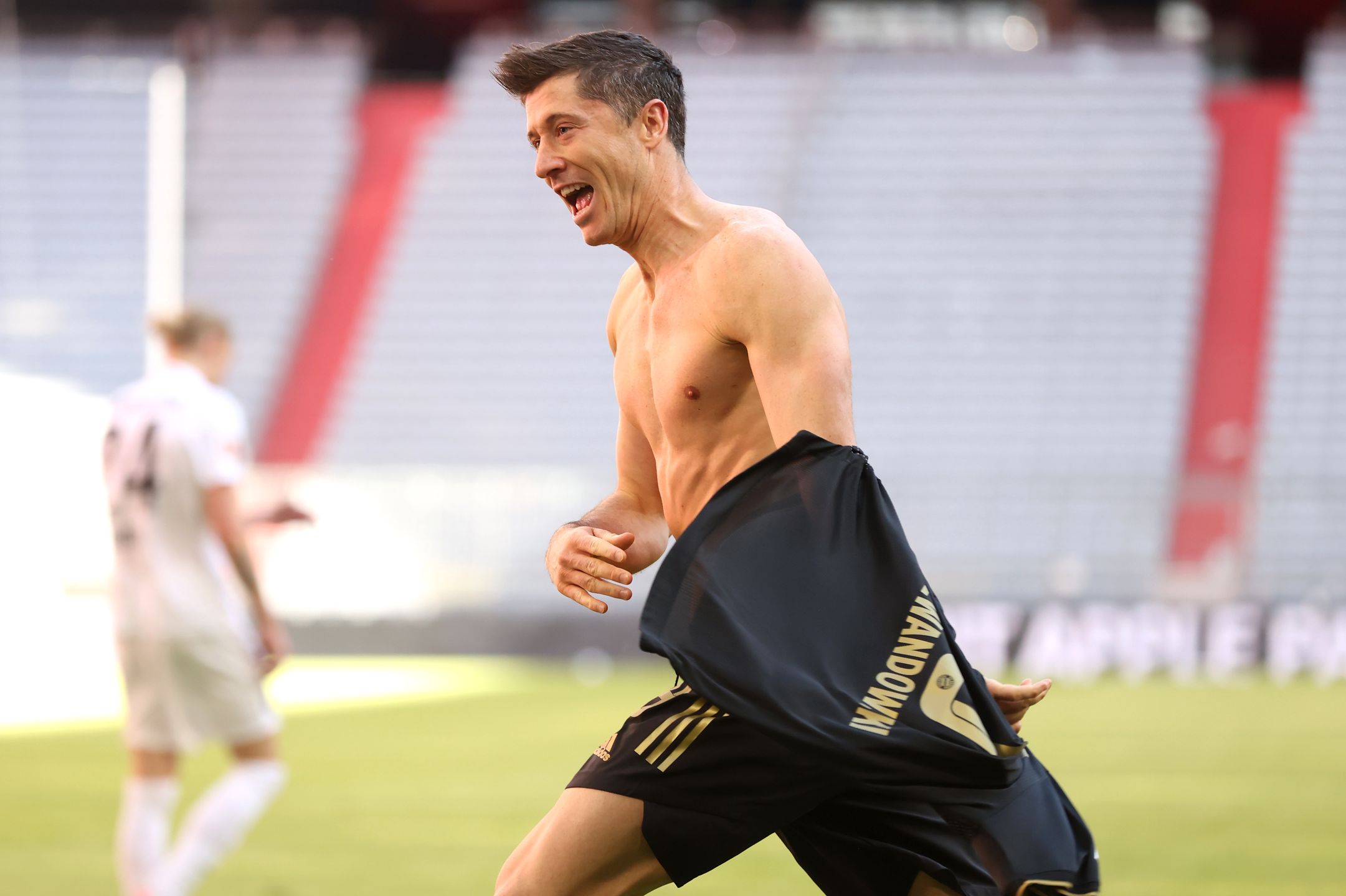 Robert Lewandowski pobił rekord strzelecki Gerda Muellera, strzelając 41. bramkę w sezonie