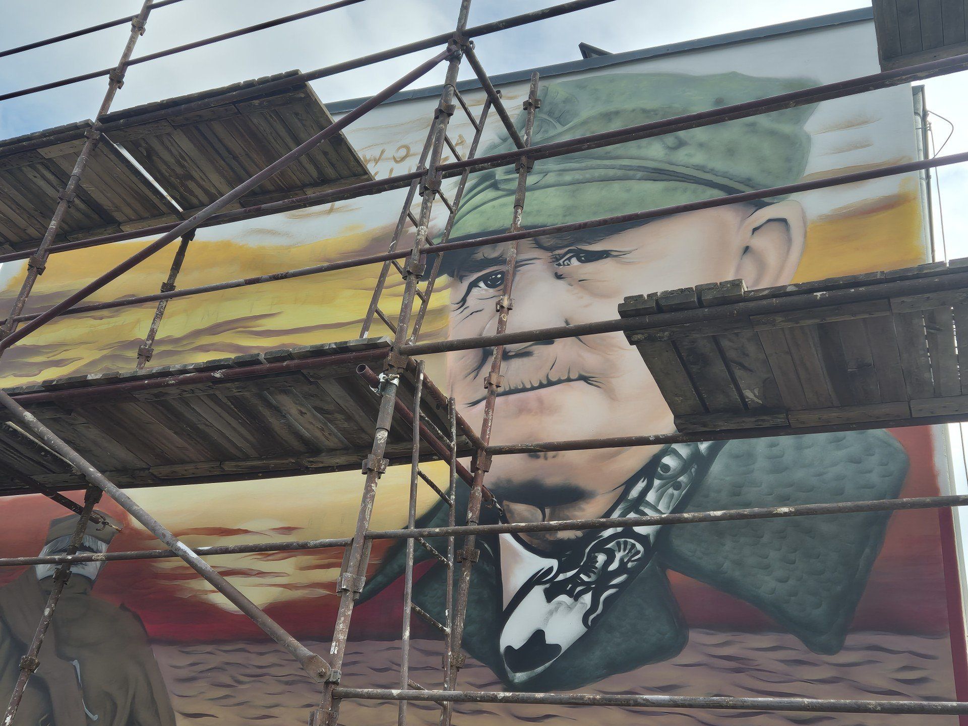 Patron na szkolnym murze