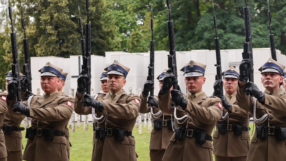 Warszawa, 25.07.2025. Uroczystości pogrzebowe gen. broni Waldemara Skrzypczaka na Powązkach Wojskowych w Warszawie, 25 bm. Dowódca Wielonarodowej Dywizji Centrum-Południe w ramach IV zmiany PKW w Iraku, a w latach 2006?2009 Dowódca Wojsk Lądowych zmarł 21 lipca 2025 r. w wieku 69 lat. (amb) PAP/Albert Zawada