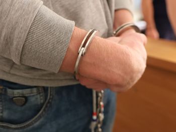 Policjant okradał myjnie samochodowe. Podczas próby zatrzymania użył gazu wobec funkcjonariusza
