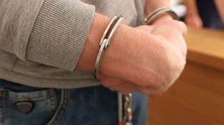Policjant okradał myjnie samochodowe. Podczas próby zatrzymania użył gazu wobec funkcjonariusza