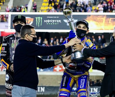 Toruń. Mateusz Morawiecki gratulował Bartoszowi Zmarzlikowi. Słychać było gwizdy