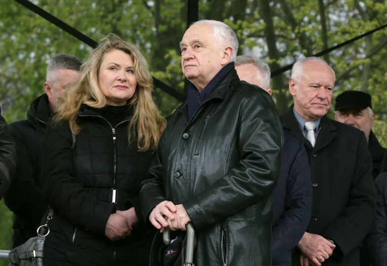 eurodeputowany Janusz Zemke  i Katarzyna Piekarska podczas demonstracji przed Sejmem