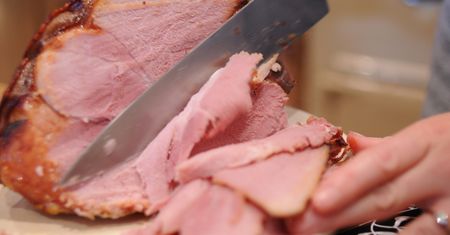 Pieczona peklowana szynka wieprzowa z kością (bez tłuszczu) z dodatkiem naturalnego soku