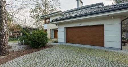 Ile kosztuje brama garażowa?
