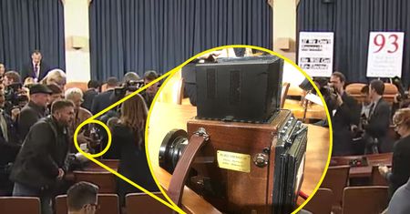 David Burnett fotografował wielkim formatem przesłuchanie w sprawie Trumpa