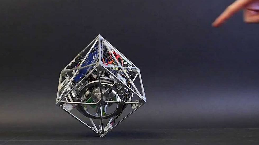 Cubli – fascynująca kostka, która porusza się, skacze i balansuje na krawędzi 1