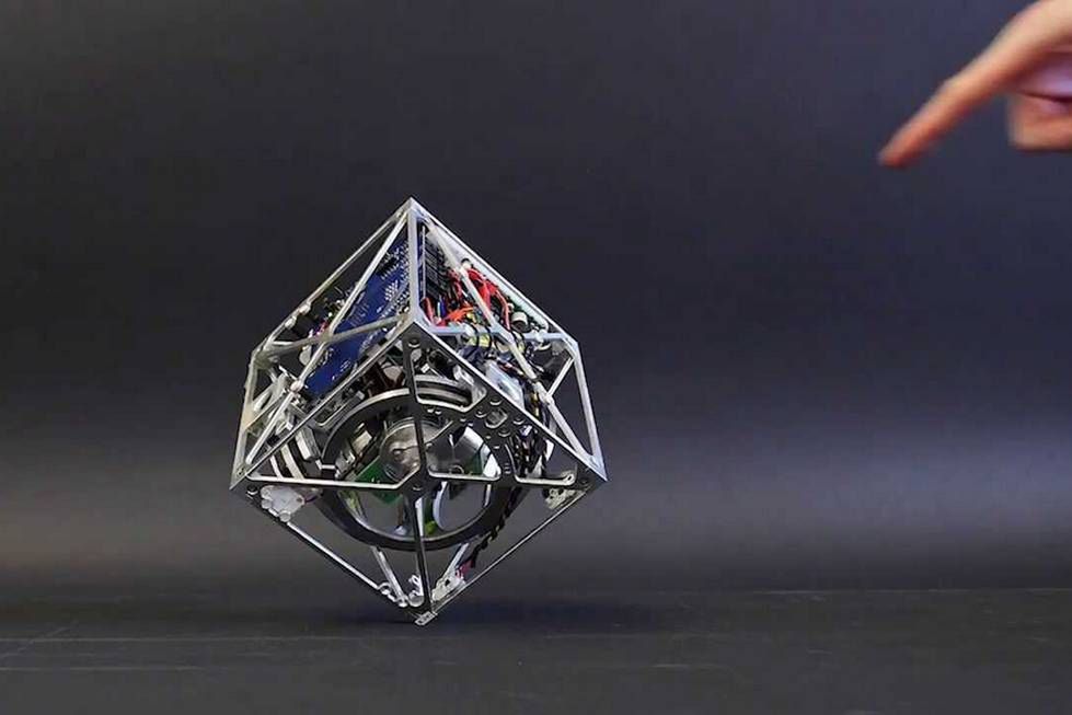 Cubli – fascynująca kostka, która porusza się, skacze i balansuje na krawędzi