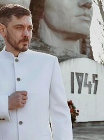 Rosyjski krzyk mody. Płaszcz inspirowany zbrodniarzem
