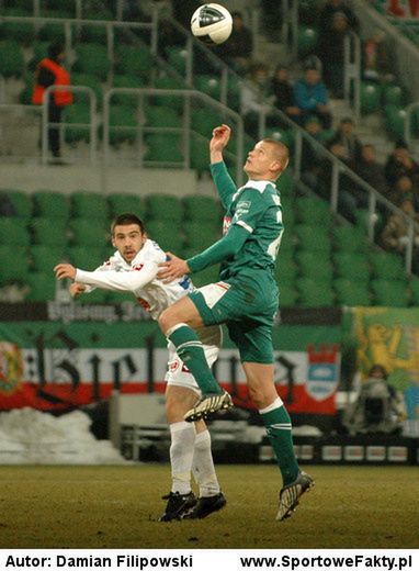 Opinie na temat występu Pawła Lisowskiego (biała koszulka) po meczu we Wrocławiu były podzielone