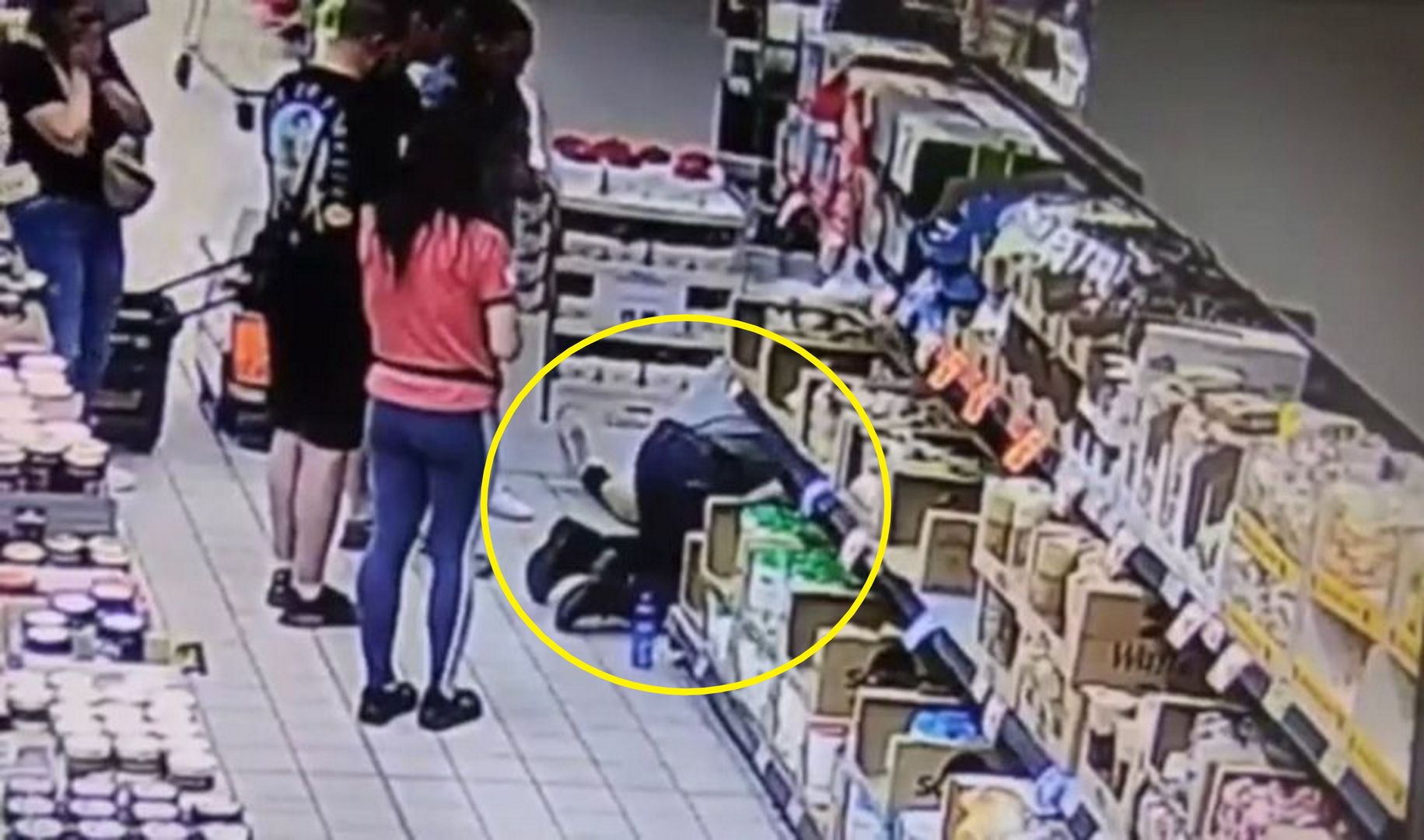 Mężczyzna upadł w sklepie i zaczął sinieć. Miał wielkie szczęście w nieszczęściu