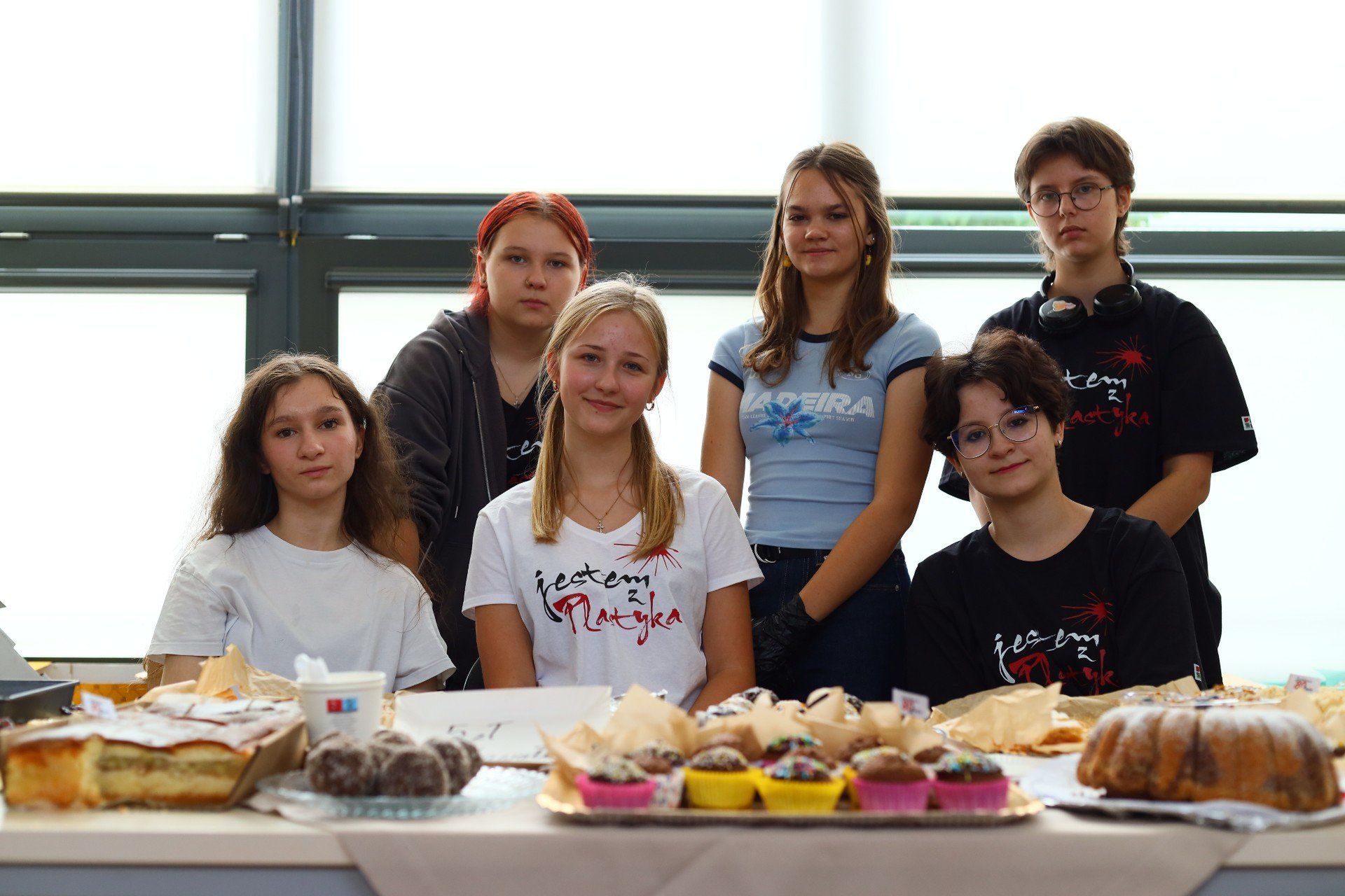 Uczniowie pierwszej i drugiej klasy podjęli gości ciastami i ciastkami, które sami z pasją i zaangażowaniem zrobili