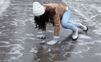 Spryskaj tym podeszwy, nim wyjdziesz z domu. Już się nie poślizgniesz