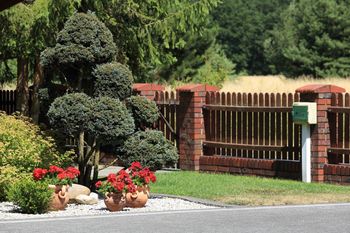 Rośliny i dekoracje przed domem - w jakich sytuacjach zostaną uznane za nielegalne?