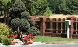 Rośliny i dekoracje przed domem - w jakich sytuacjach zostaną uznane za nielegalne?