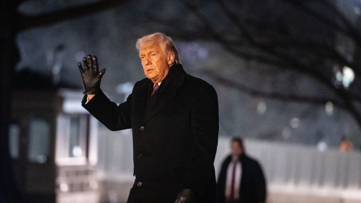 US President Donald Trump walks on the South Lawn of the White House after disembarking from Marine One in Washington, DC, USA, 22 January 2026. EPA/Francis Chung / POOL Dostawca: PAP/EPA.