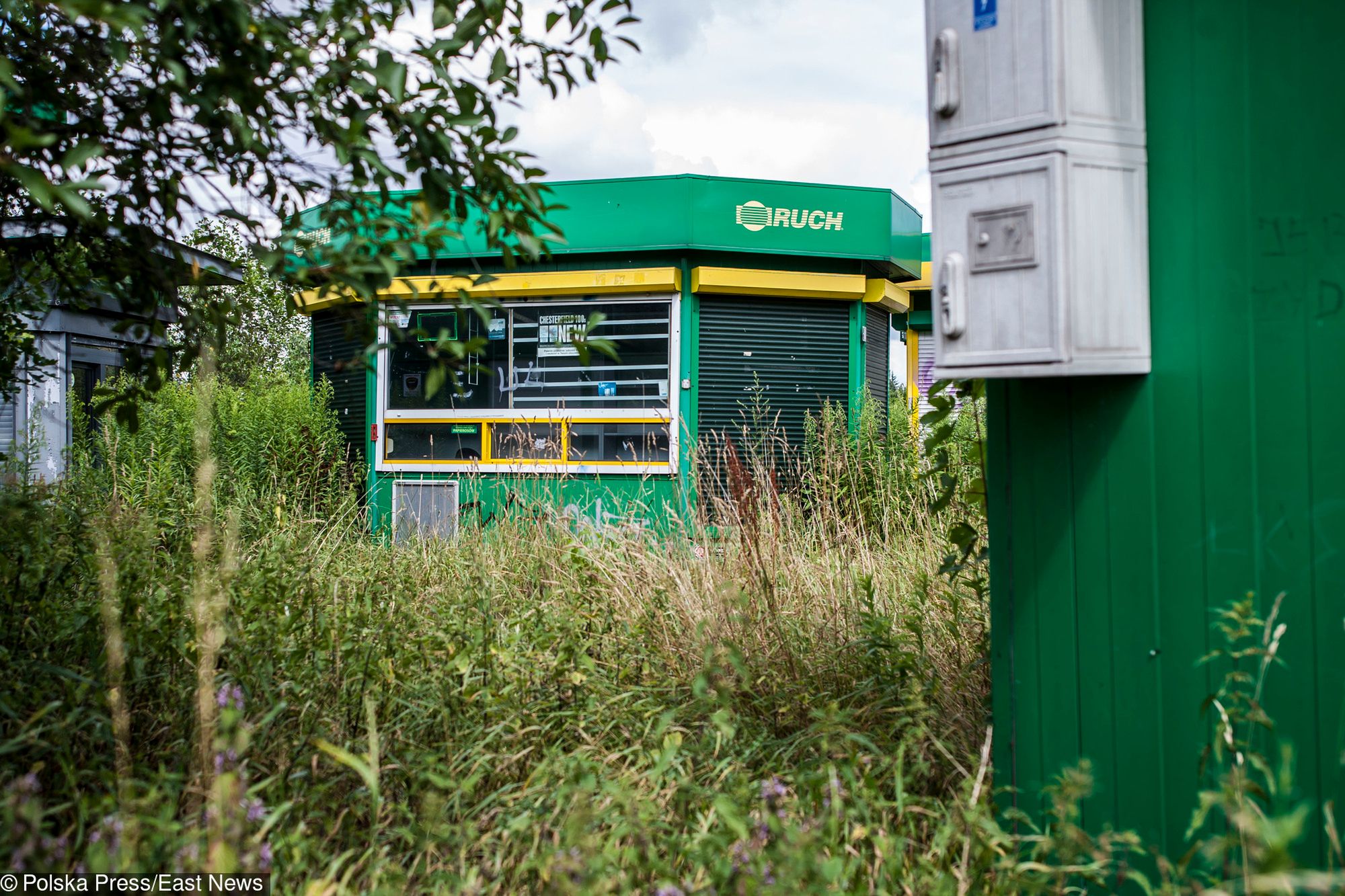 Niezwykłe miejsce pod Łodzią. Cmentarzysko i parking kiosków Ruchu 1