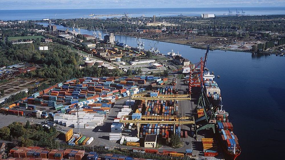 Port rośnie dzięki rorowcom, czyli transportowi samochodów na statkach.