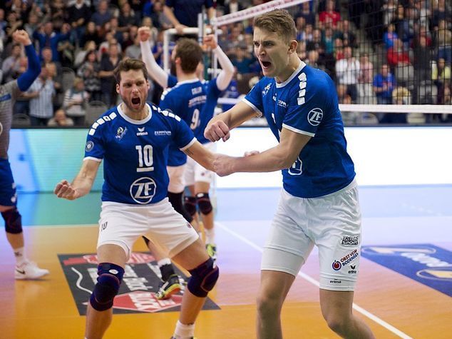 Bartłomiej Bołądź (z prawej)/ fot. vfb-volleyball.de