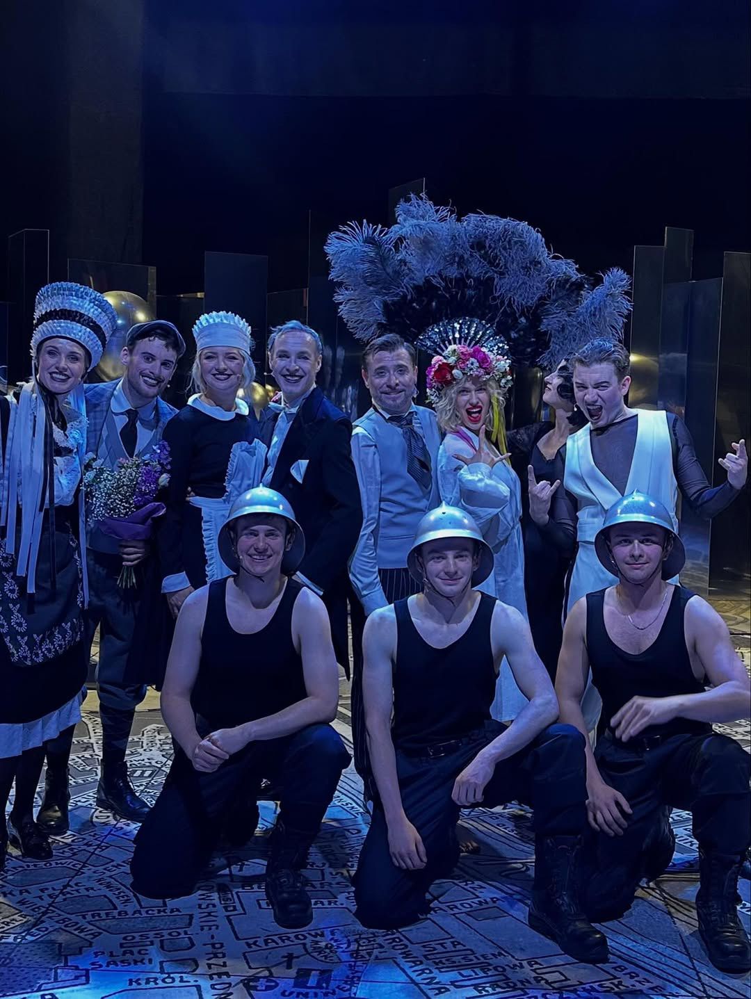 Barbara Kurdej-Szatan z członkami obsady Karnawału warszawskiego