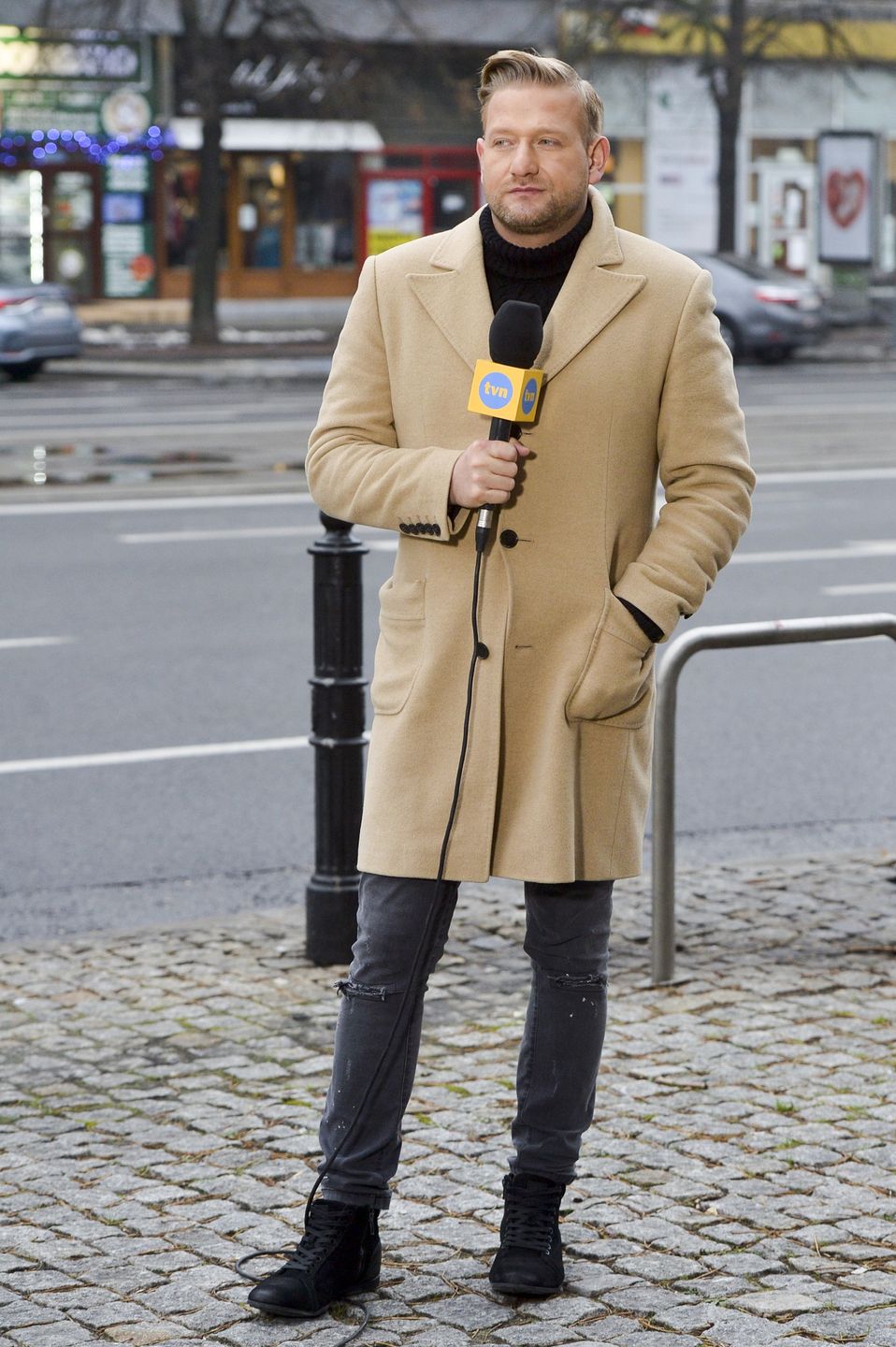 buty bez obcasów, buty czarne, buty sznurowane, spodnie czarne, sylwetka