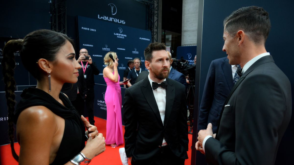 Lionel Messi și Robert Lewandowski în timpul premiilor Laureus World Sports Awards 2023