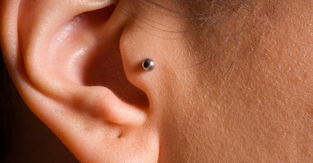Tragus. Intrygujący kolczyk dla wielbicieli unikalnego piercingu