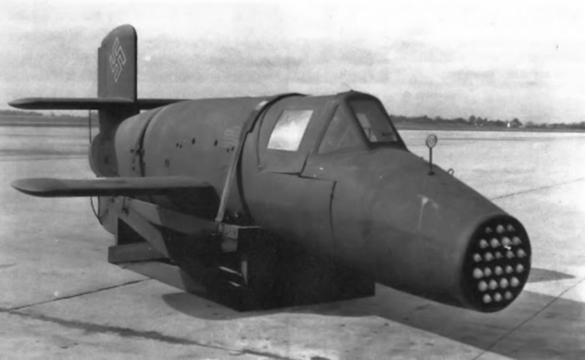 Bachem Ba 349 Natter. Osłona aerodynamiczna jest zdjęta - z przodu kadłuba widoczna wyrzutnia rakiet