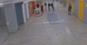 Brutalny atak w warszawskim metrze. Jest nagranie