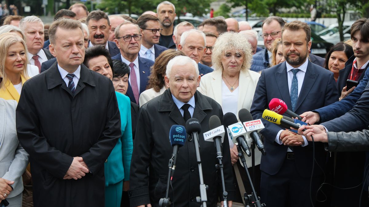 Jaros�aw Kaczy�ski, Mariusz B�aszczak, Rafa� Bochenek
Rafa� Guz
10 10., polityk, polityka, posiedzeniem, przed sejmem, sejm, sejmu, X kadencji, briefing prasowy, konfernecja prasowa