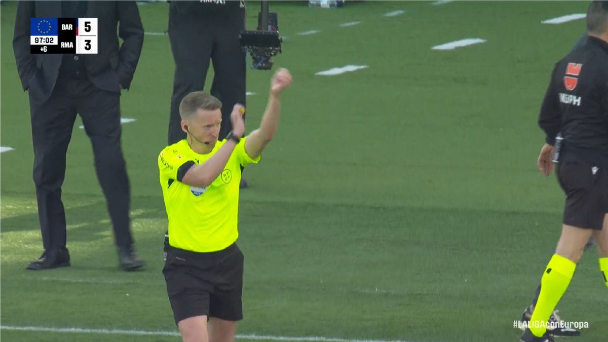 Twitter / RFEF / Na zdjęciu: Sędzia Alejandro Hernandez Hernandez.