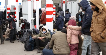 Kryzys na granicy. Migranci rozbijają namioty na przejściu granicznym w Bruzgach