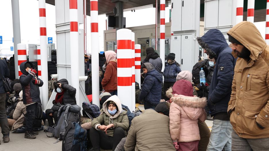 Kryzys na granicy. Migranci rozbijają namioty na przejściu granicznym w Bruzgach