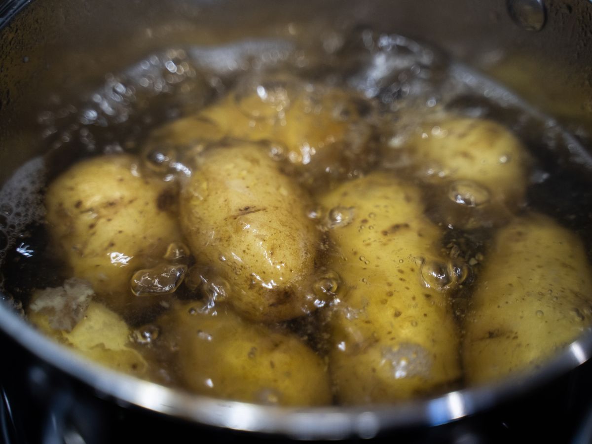 Gotowanie ziemniaków jest bardzo proste