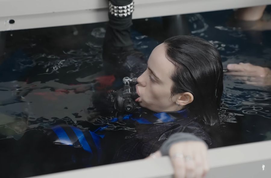 Billie Eilish spędziła 7 godzin w wodzie
