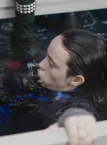 Billie Eilish spędziła 7 godzin w wodzie. Tak wyglądał backstage "Hit Me Hard and Soft"