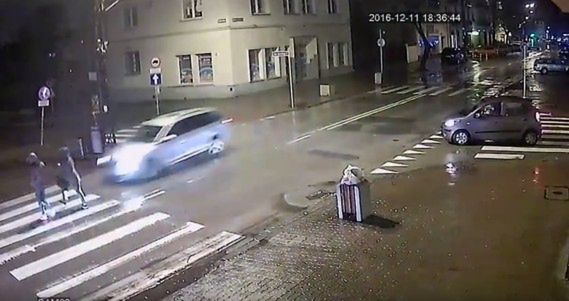 Groźne potrącenie w Pruszkowie. Nastolatki wpadły wprost pod samochód [WIDEO]