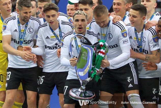 Josue trzyma trofeum za wygranie Pucharu Polski 2022/23