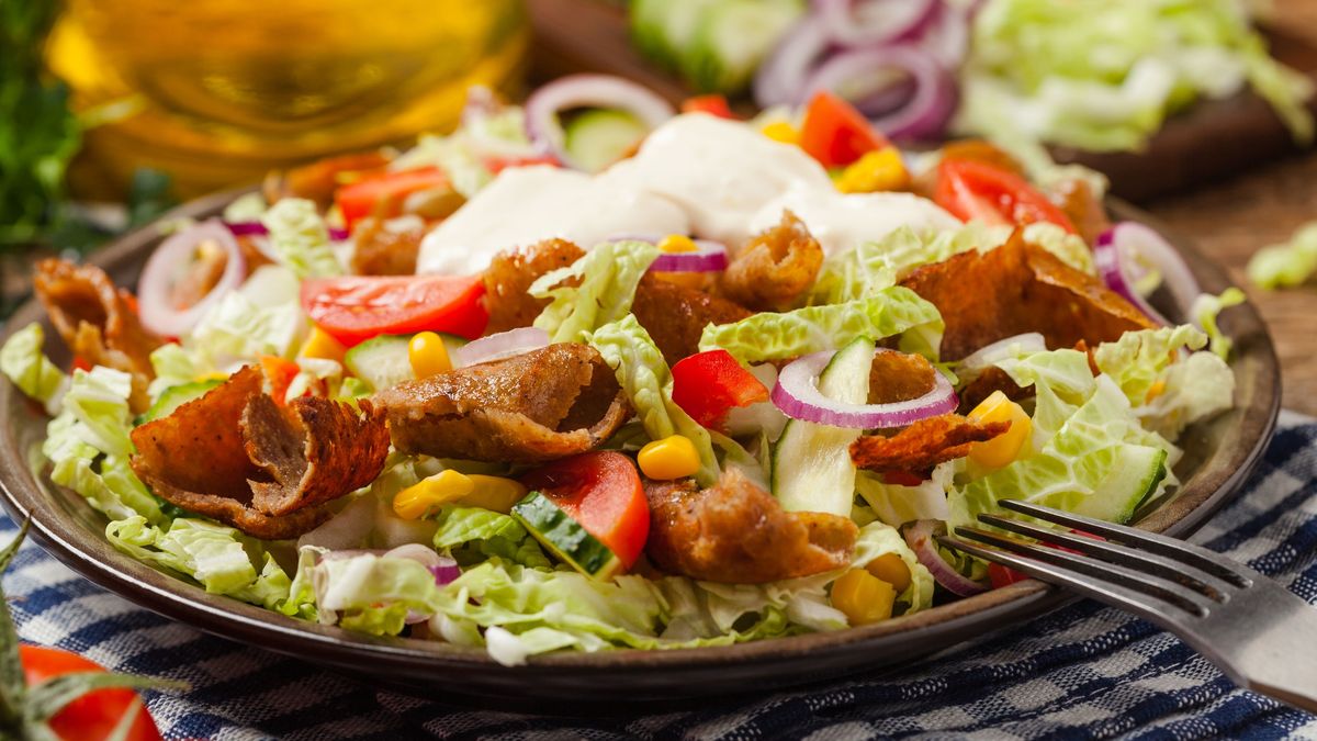 Sałatka gyros. Prosty przepis krok po kroku