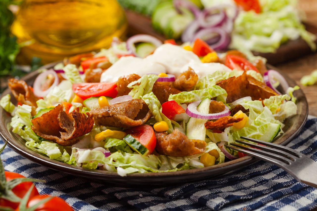 Jak zrobić sałatkę gyros? Prosty przepis krok po kroku
