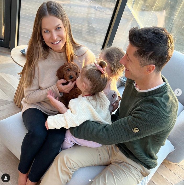 Anna Lewandowska z Robertem Lewandowskim i dziećmi