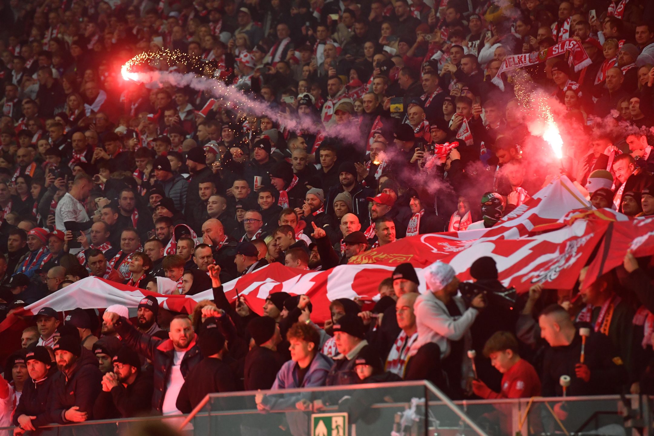 Race rzucone na boisko przez polskich kibiców podczas